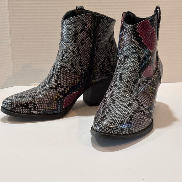 Sugar Women's Tula Ankle Booties Boots Western SZ 8 Snakeskin Pattern EUC - Picture 2 of 10